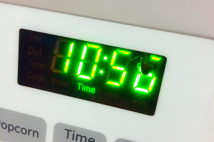 Тараканы в часах микроволновки