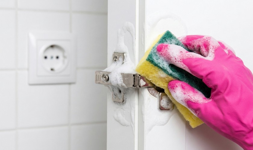 Уборка на кухне после дезинсекции от тараканов